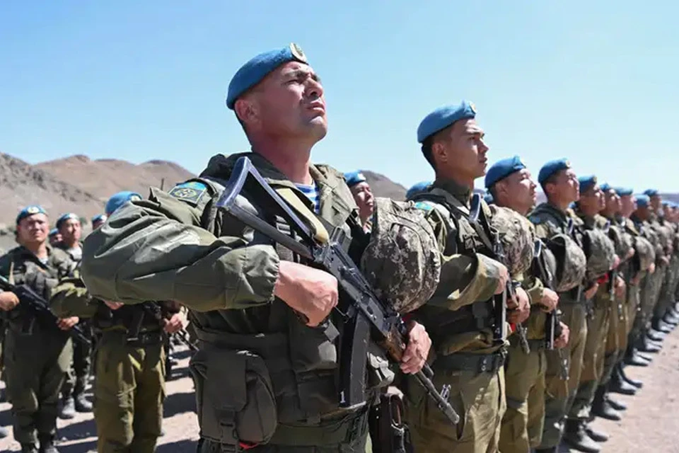 Ұйықтап жатқан адамның омырауы түсіп қалды Үлкен белдікпен жыныстық қатынас